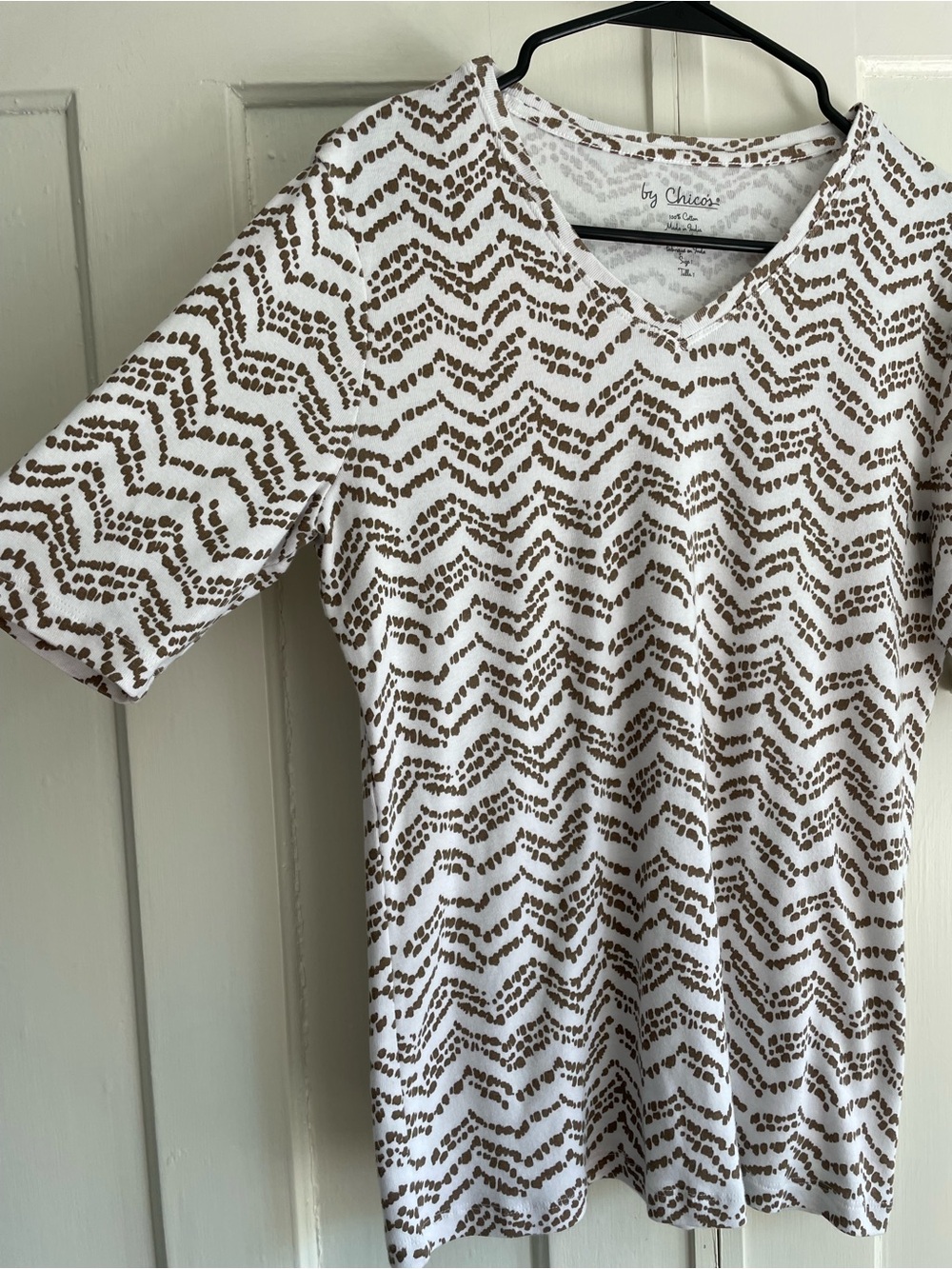 Chico's T-Shirt White Short Sleeve V-Neck Top Brown Chevron Dot Pattern Size 1 M